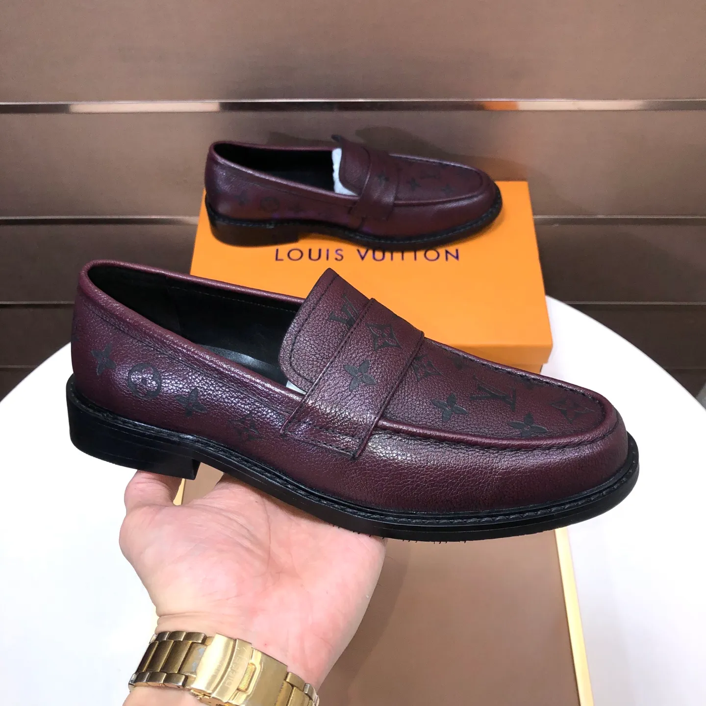 Men's men's shoes💰460💰【LV】(sheepskin lining) formal men's shoes! The high-end formal wear style is luxurious and elegant, with both practicality and style. We pay special attention to quality and details. The original version at the counter is 1:1 ultra-accurate replica👍🏻 The shoe last, leather, workmanship and comfort are not inferior! Material: imported cowhide upper, soft first layer of sheepskin! Code number: 38-45 (45 customized)